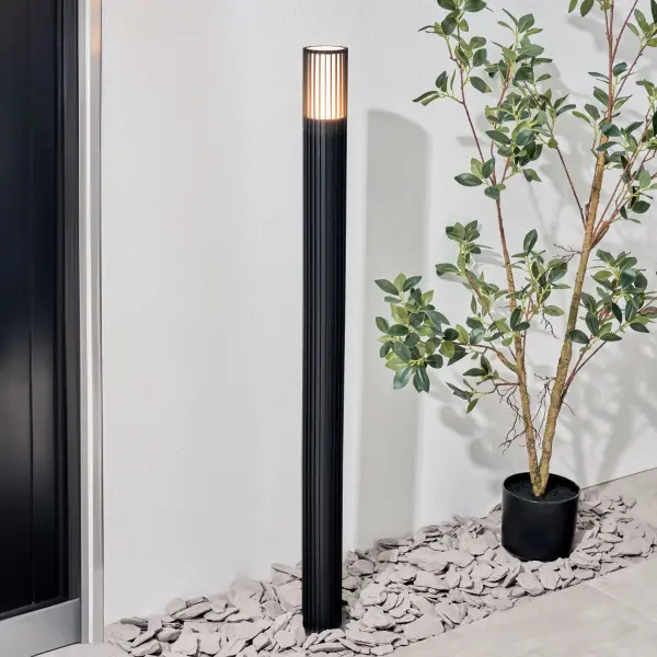 Muto Black Bollard Light