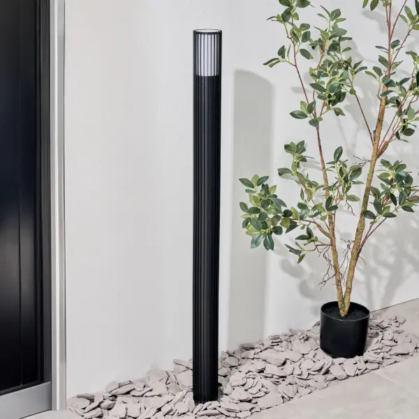 Muto Black Bollard Light