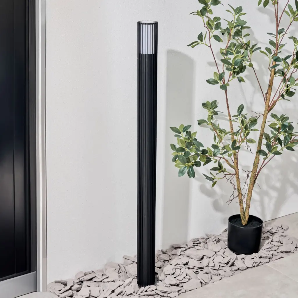 Muto Black Bollard Light